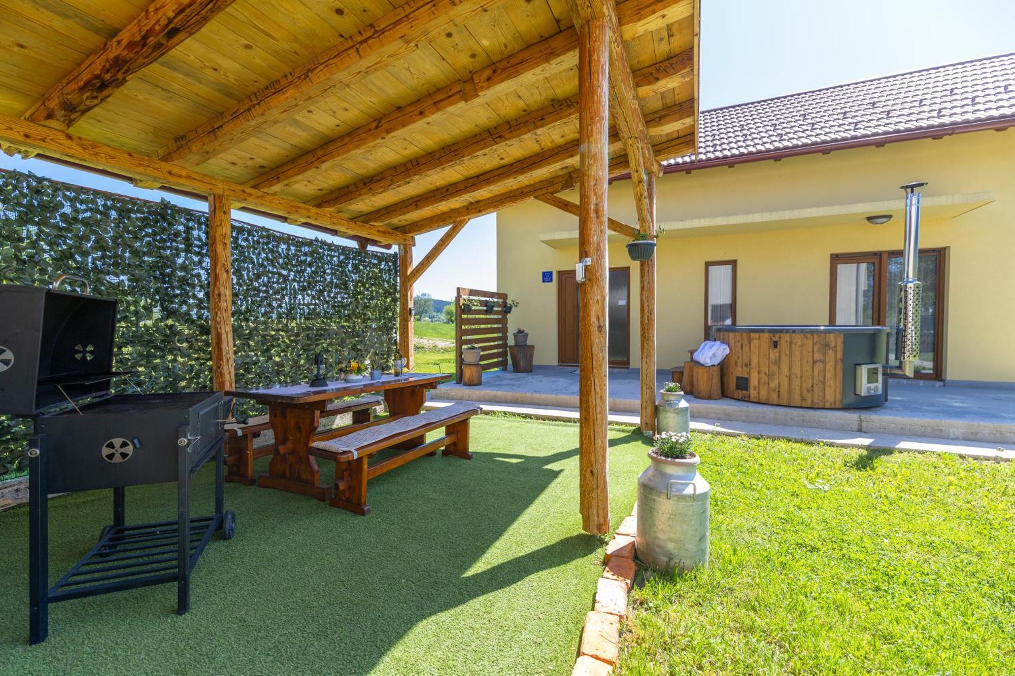 Kuca Trota - Sauna, Hot Tub Otocac Exterior photo